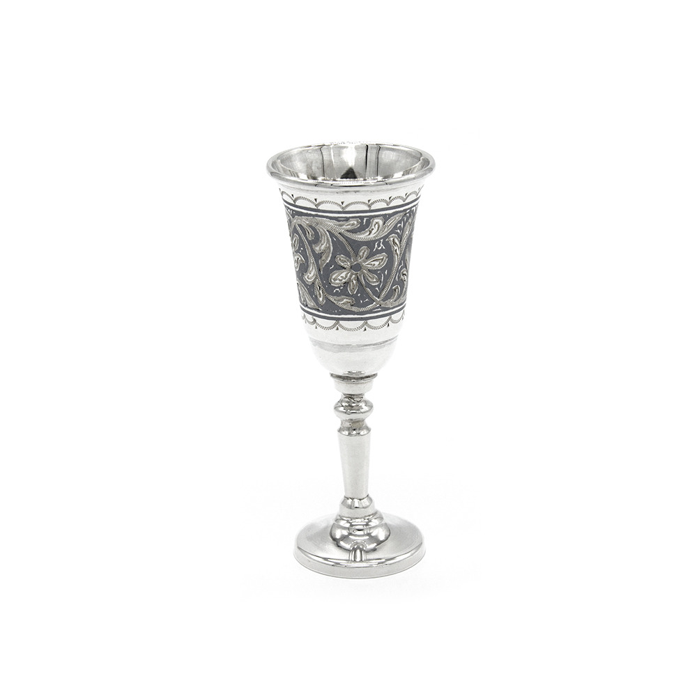 serebryanaya-ryumka-s-ornamentom-ruchnoy-gravirovki