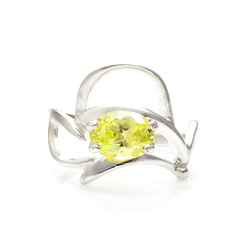 Серебряное кольцо с хризолитовым камнем
